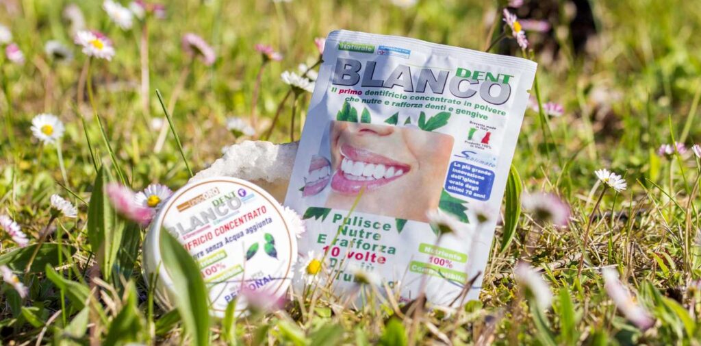 Blancodent america e vasetto sull'erba